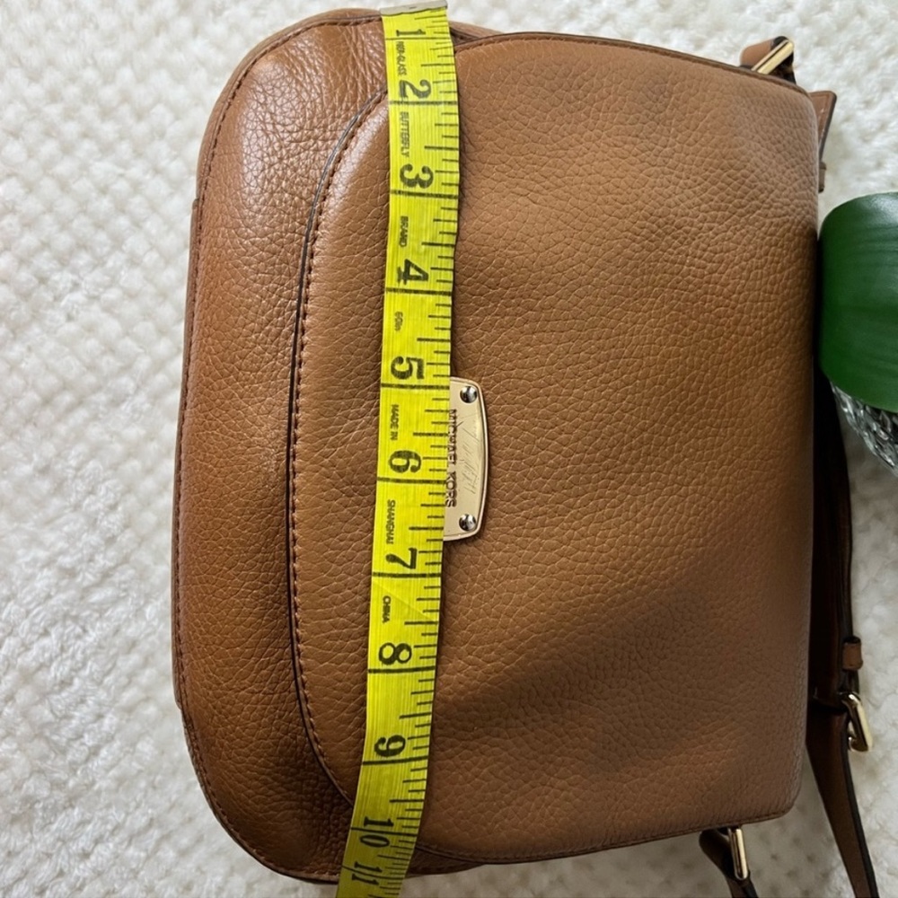 Michael Kors Crossbody, pebble, leather snap closure color acorn/ brown - Picture 4 of 16